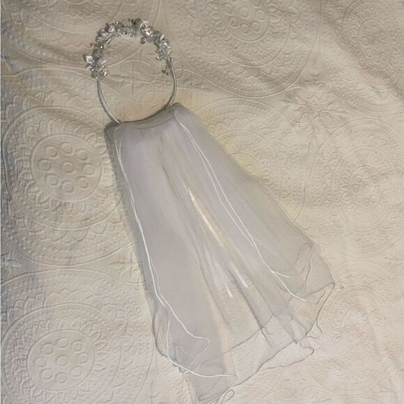 Beautiful White Beaded Tiara Style Bow Short Wedding Veil - Picture 3 of 8